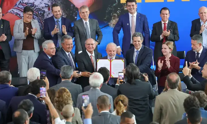 Ampliação da isenção de Imposto de Renda vira lei, e autoridades destacam justiça tributária