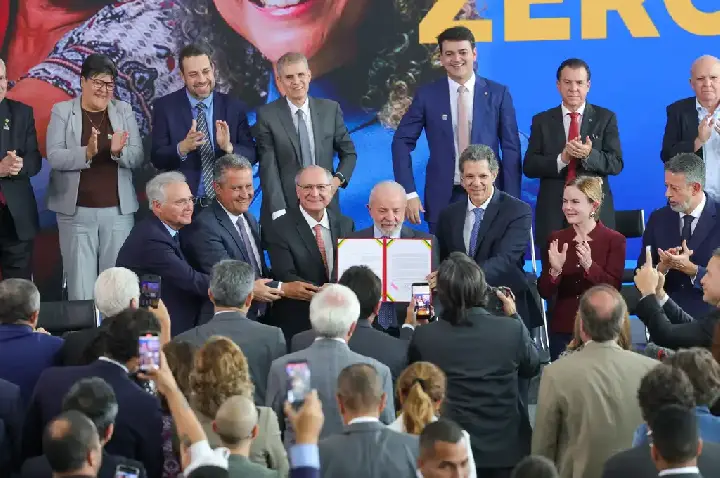 Ampliação da isenção de Imposto de Renda vira lei, e autoridades destacam justiça tributária