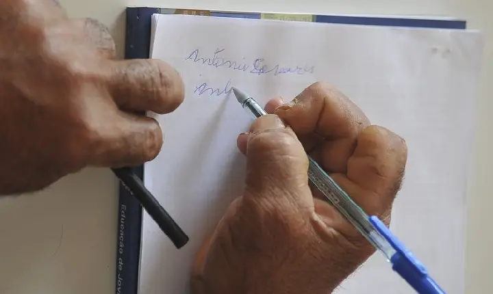 Analfabetismo de pessoas com deficiência é quatro vezes maior no país