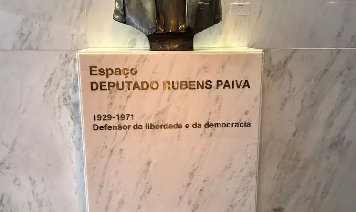 Ato contra PL da Anistia é realizado em frente a busto de Rubens Paiva