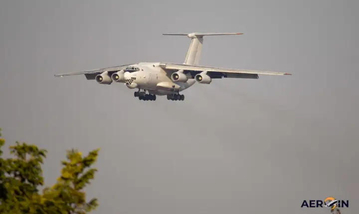 Avião russo decola de Brasília em direção a Caracas