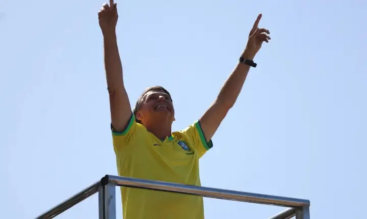 Bolsonaro agradece Trump e critica perseguição política no Brasil: ‘Aberração jurídica’