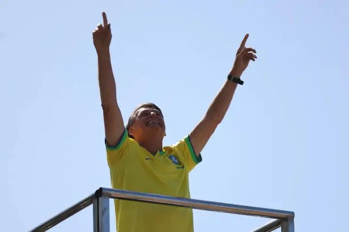 Bolsonaro agradece Trump e critica perseguição política no Brasil: ‘Aberração jurídica’
