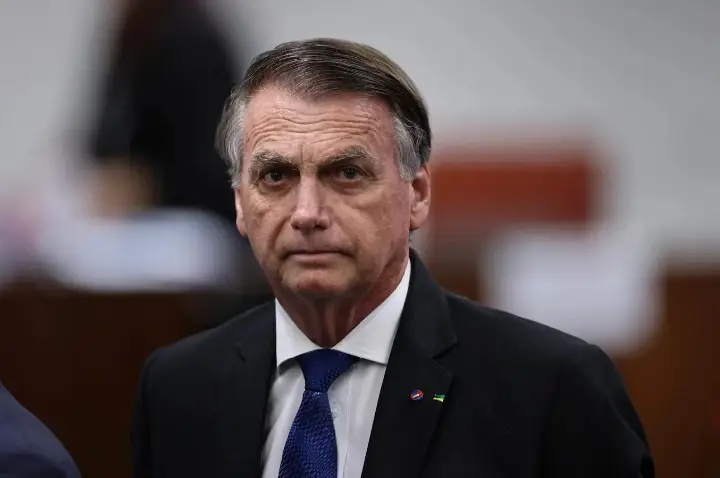 Bolsonaro sobe o tom e chama inquérito sobre suposto ‘golpe’ de ‘farsa fabricada’