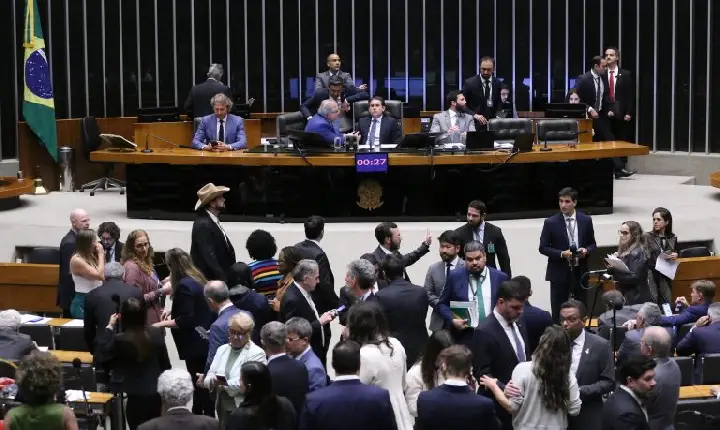 Câmara analisa pedido de perda do mandato da deputada Carla Zambelli; acompanhe