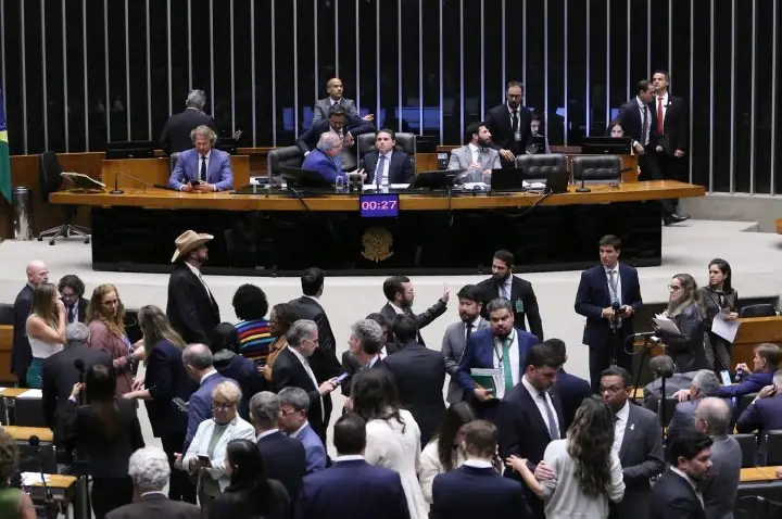 Câmara analisa pedido de perda do mandato da deputada Carla Zambelli; acompanhe