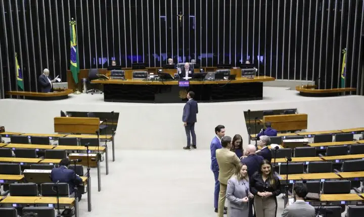 Câmara analisa pedido de suspensão de ação penal contra deputado Gustavo Gayer; acompanhe
