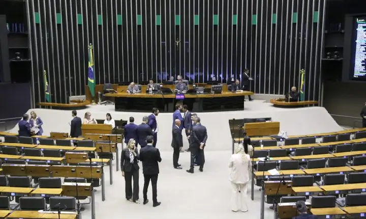 Câmara analisa projeto que condiciona saída temporária de preso à coleta de material genético; acompanhe