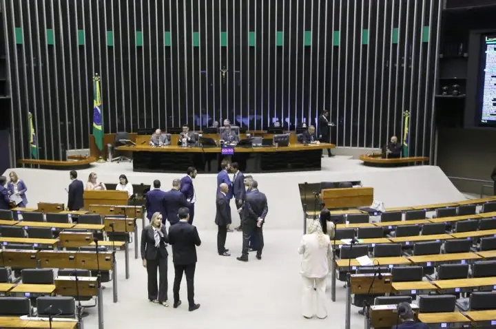 Câmara analisa projeto que condiciona saída temporária de preso à coleta de material genético; acompanhe