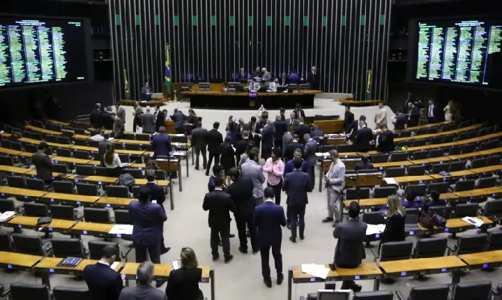 Câmara aprova atualização de norma internacional sobre dano por poluição de óleo