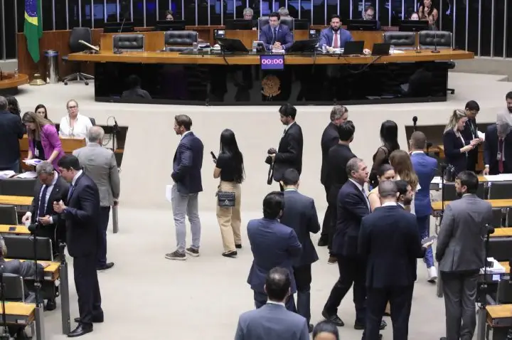 Câmara aprova aumento de pena para mineração ilegal em terras indígenas; acompanhe