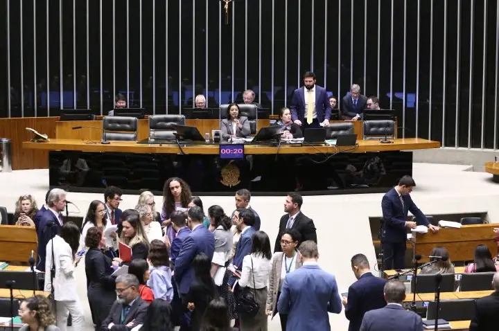 Câmara aprova levantamento de dados sobre impacto da crise climática na vida de mulheres e meninas