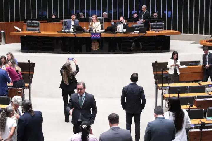 Câmara aprova projeto que cria o Dia Nacional das Mulheres na Construção Civil