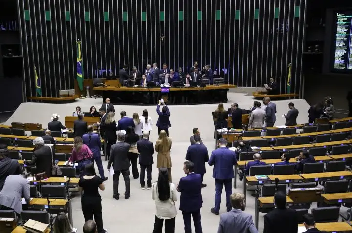 Câmara aprova projeto que cria punição para o crime de usar pessoas como escudo humano