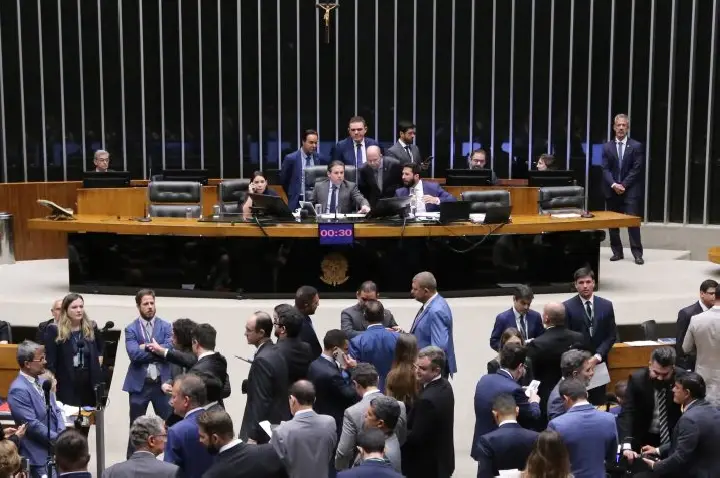 Câmara aprova projeto que reajusta multa por adulteração de combustíveis