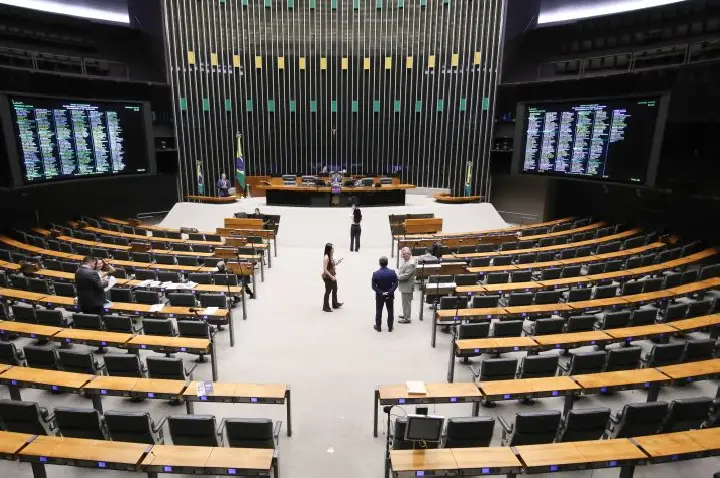 Câmara aprova regime de urgência para cinco projetos de lei