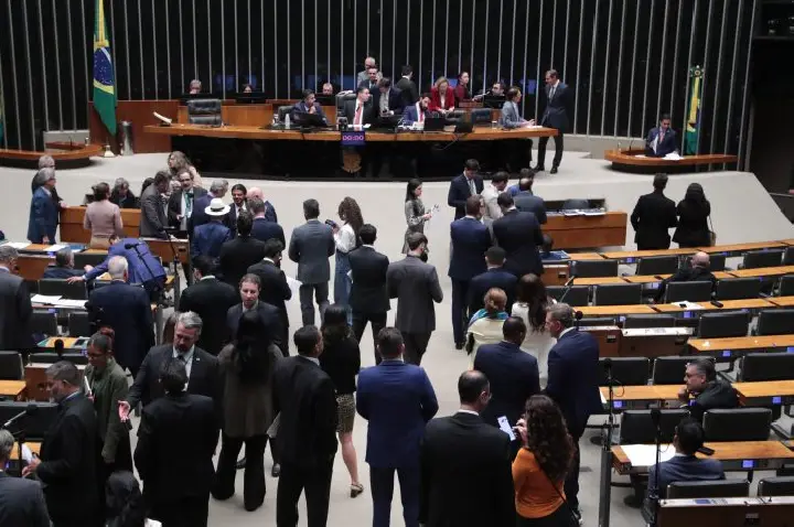 Câmara aprova regime de urgência para cinco propostas; acompanhe