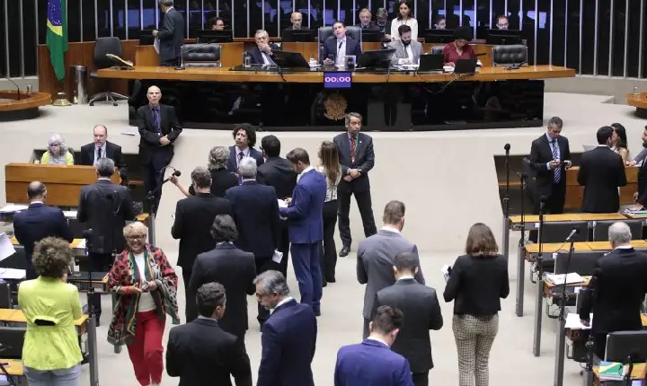 Câmara aprova regime de urgência para oito projetos de lei