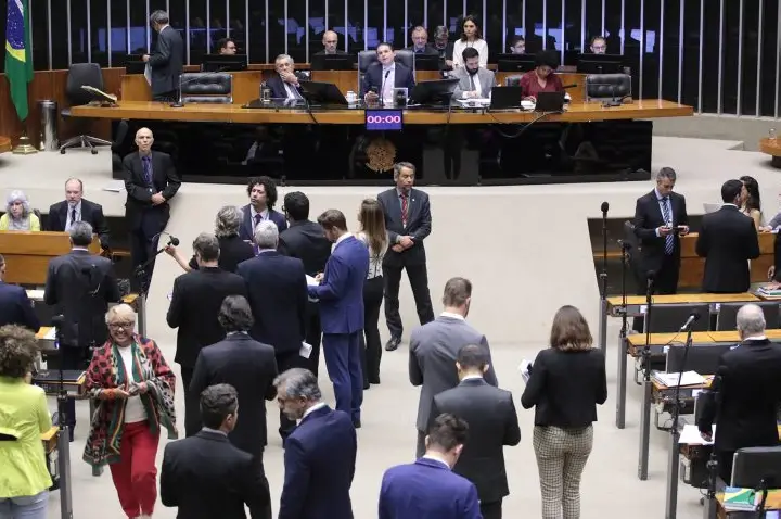 Câmara aprova regime de urgência para oito projetos de lei