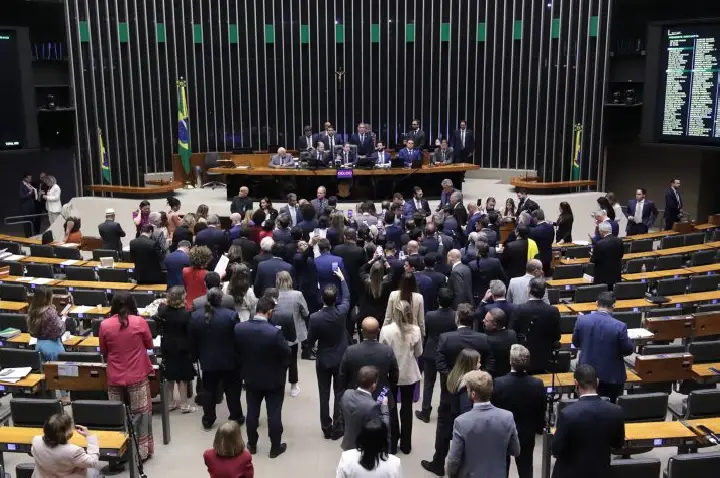 Câmara aprova regime de urgência para projeto sobre anistia