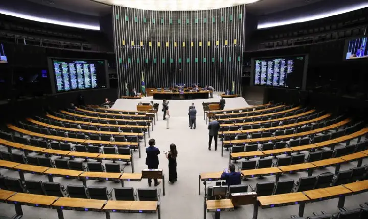 Câmara aprova regime de urgência para três projetos de lei; acompanhe