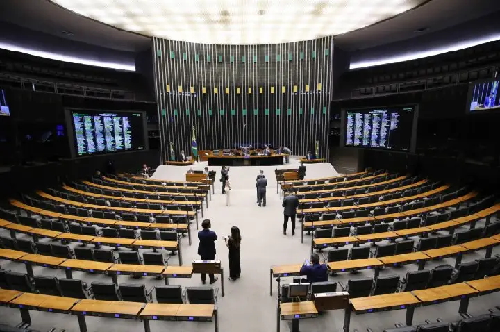 Câmara aprova regime de urgência para três projetos de lei; acompanhe