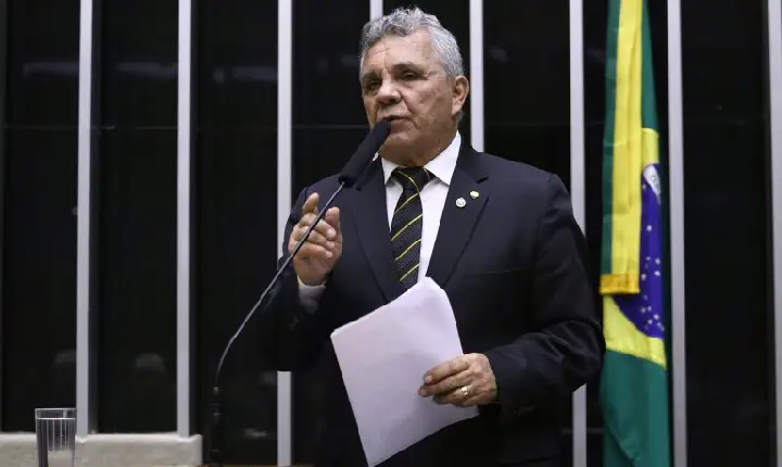 Câmara aprova regras para destinar imóveis de origem ilícita ao uso social em comunidades; acompanhe