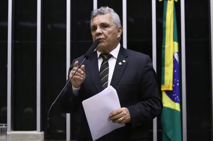 Câmara aprova regras para destinar imóveis de origem ilícita ao uso social em comunidades; acompanhe