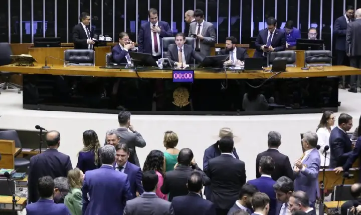 Câmara aprova suspensão de ação penal contra Delegado Ramagem relacionada a atos do 8 de janeiro