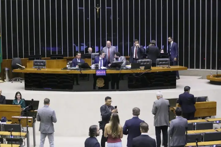 Câmara deve votar projetos sobre falsificação de bebidas e enfrentamento ao câncer de mama