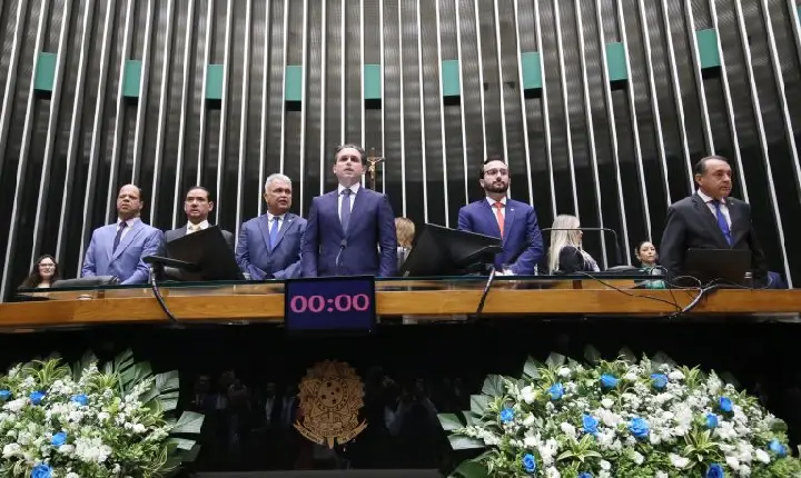 Câmara homenageia 78 prefeitos por destaque na alfabetização infantil