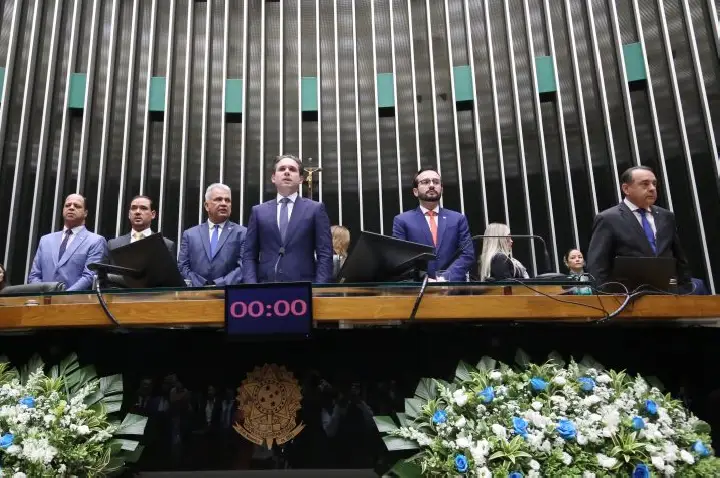 Câmara homenageia 78 prefeitos por destaque na alfabetização infantil