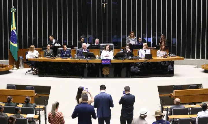 Câmara homenageia mulheres nas Forças Armadas e debate ampliação da participação feminina