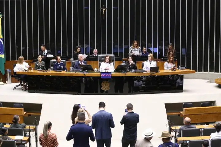 Câmara homenageia mulheres nas Forças Armadas e debate ampliação da participação feminina