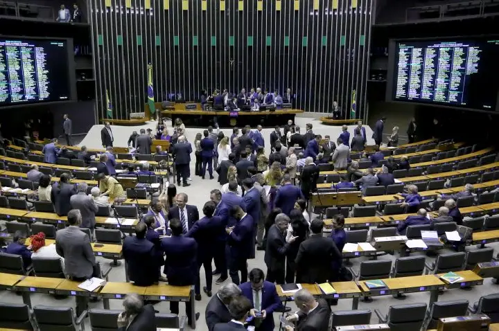 Câmara pode votar nesta segunda-feira projeto que facilita combate a incêndios florestais