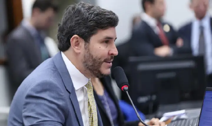 Comissão aprova acesso gratuito à internet para famílias de baixa renda com alunos na rede pública