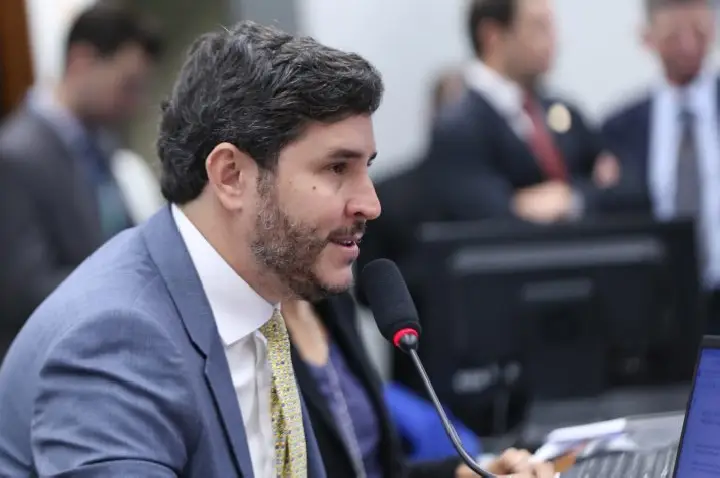 Comissão aprova acesso gratuito à internet para famílias de baixa renda com alunos na rede pública