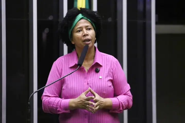 Comissão aprova cadastro nacional para intérpretes de Libras