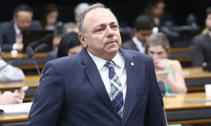 Comissão aprova criação de escolas cívico-militares profissionalizantes