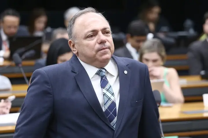 Comissão aprova criação de escolas cívico-militares profissionalizantes