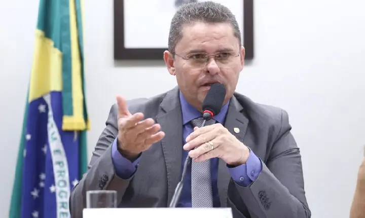 Comissão aprova criação de programa para aumentar a oferta de luz e internet em todo o país