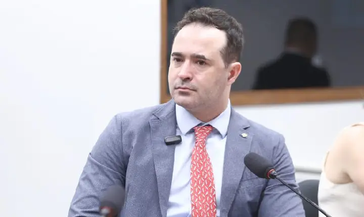 Comissão aprova criminalização de acorrentamento contínuo ou cruel de cães e gatos