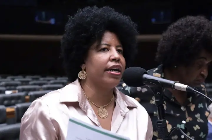 Comissão aprova direito de advogada gestante, lactante ou adotante de adiar audiências e julgamentos