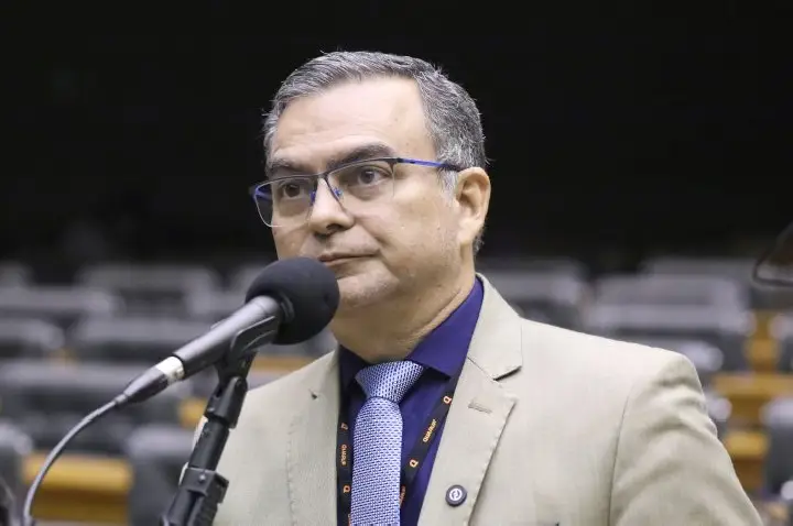 Comissão aprova exigência de documentação do médico para encomendar carimbo ou receituário