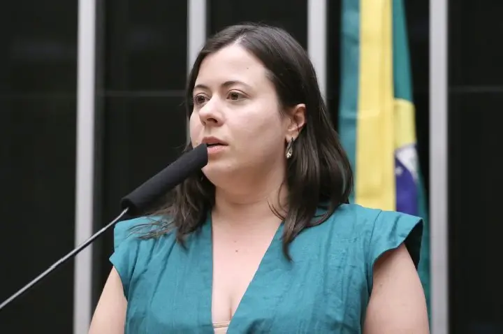 Comissão aprova inclusão de livros didáticos e jurídicos na política de logística reversa