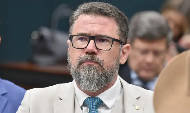 Comissão aprova mudanças em regra sobre porte de arma e uso de álcool ou drogas