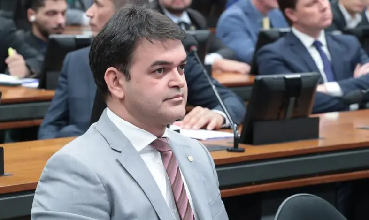 Comissão aprova permissão para agente de saúde usar carteira profissional como identidade