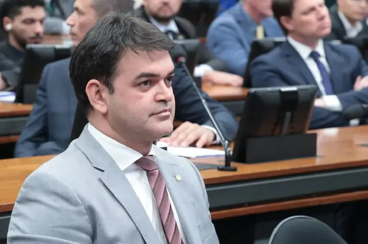 Comissão aprova permissão para agente de saúde usar carteira profissional como identidade