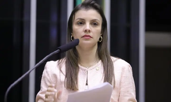 Comissão aprova permissão para tráfego de trator em acostamento de rodovia