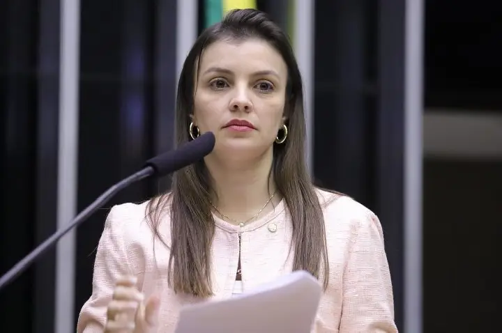 Comissão aprova permissão para tráfego de trator em acostamento de rodovia